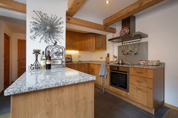 Fridge, microwave, oven, stovetop - Appartement Clusettes, Le Tour (Argentière), France (Le Tour (Argentière))