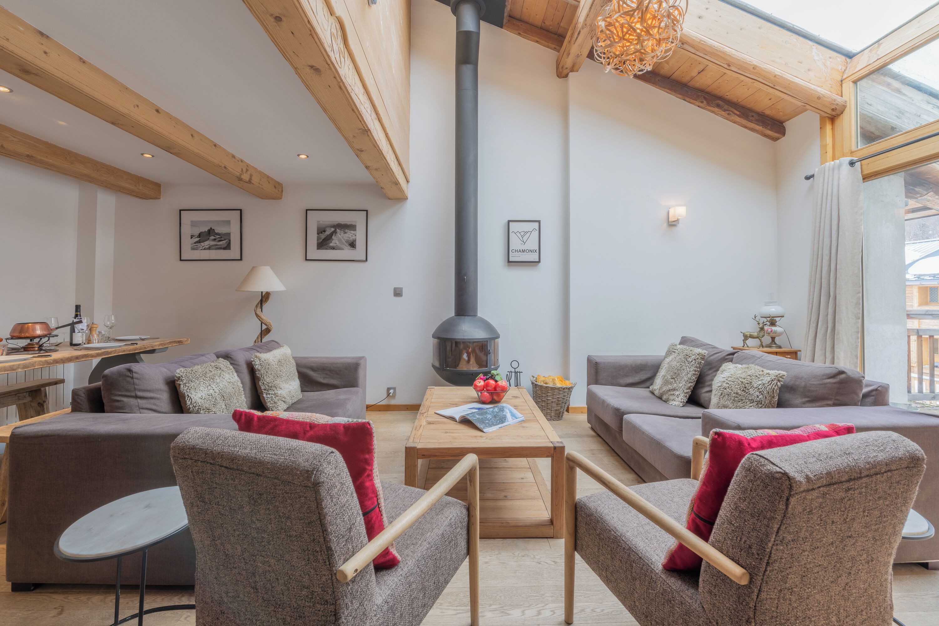 Un salon chaleureux avec une cheminée, des canapés et un coin repas.
