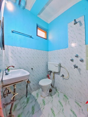 Economy Double or Twin Room, Multiple Beds | Bathroom | Shower, free toiletries, slippers, bidet