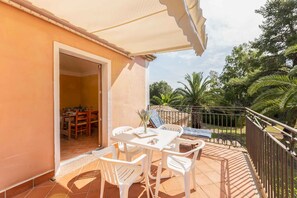 Outdoor dining - Holiday apartment with swimming pool near the sea (Pula Sardinien)