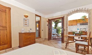 1 dormitorio, tabla de planchar con plancha, cuna de viaje y Internet