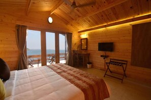 Deluxe Room, 1 Bedroom, Sea View | Premium bedding, minibar, in-room safe, desk - Bay15 (Panaji)
