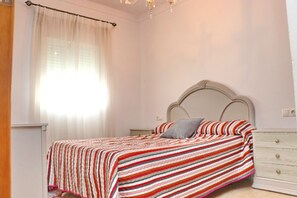 3 quartos, ferros/tábuas de passar roupa, roupa de cama