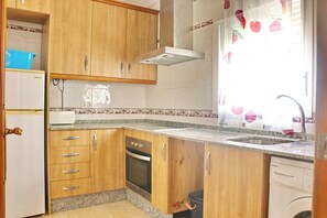 Kjøleskap, mikrobølgeovn, ovn og kokeplater