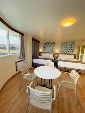 Caja de seguridad en la habitación y escritorio