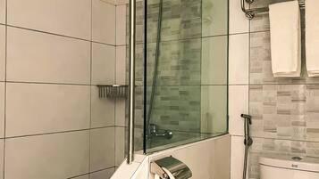 Ducha, artículos de tocador gratuitos, secador de pelo, bidet
