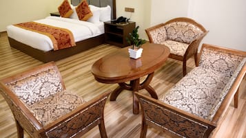 Junior Suite | Minibar, in-room safe, individually furnished, desk