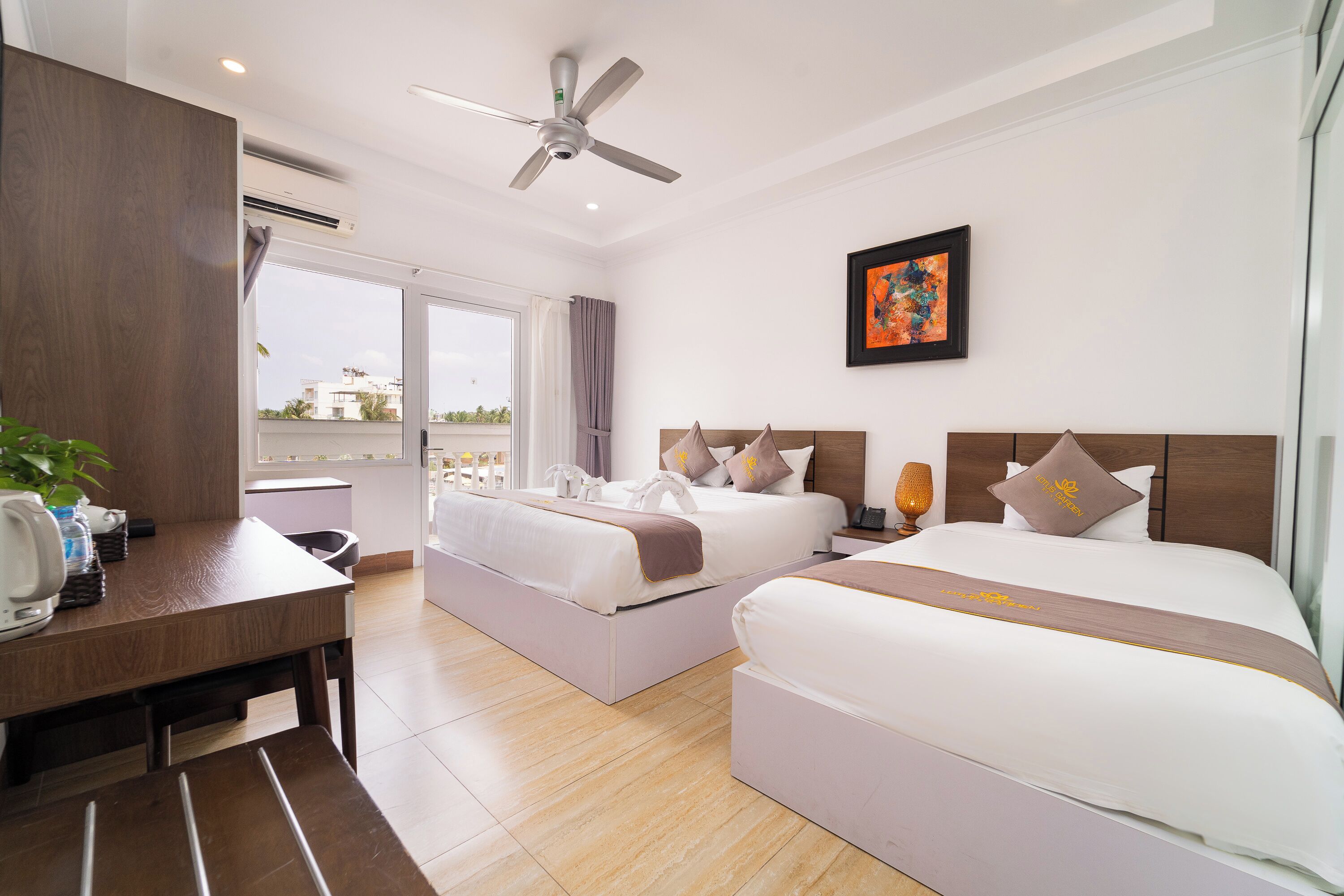 أسرّة سليكت كومفورت وميني بار وخزنة داخل الغرفة