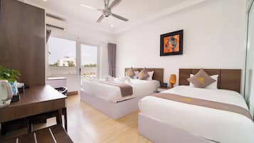 Superior driepersoonskamer | Select Comfort-bedden, een minibar, een kluis op de kamer