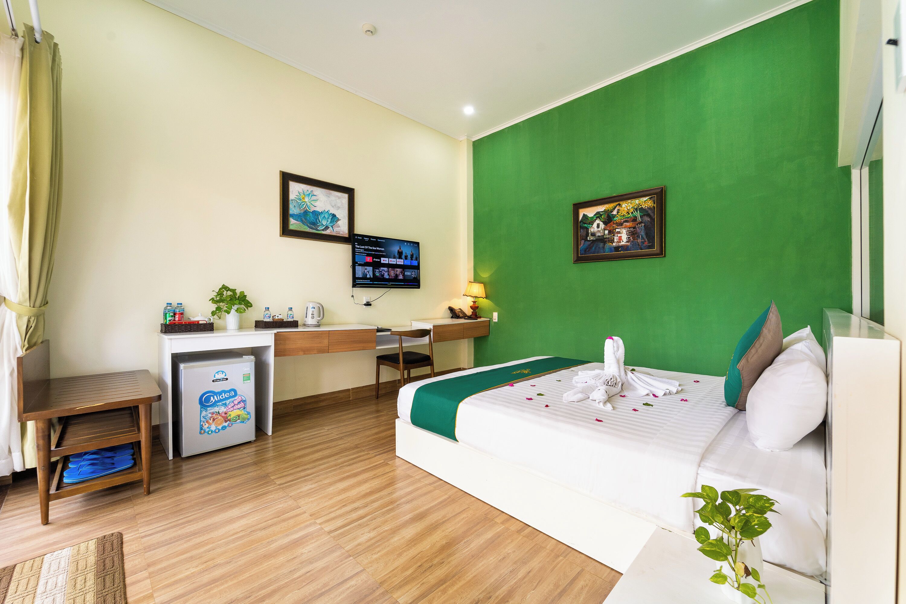 Bungalow | Bàn, khu vực làm việc phù hợp cho laptop, màn/rèm cản sáng 