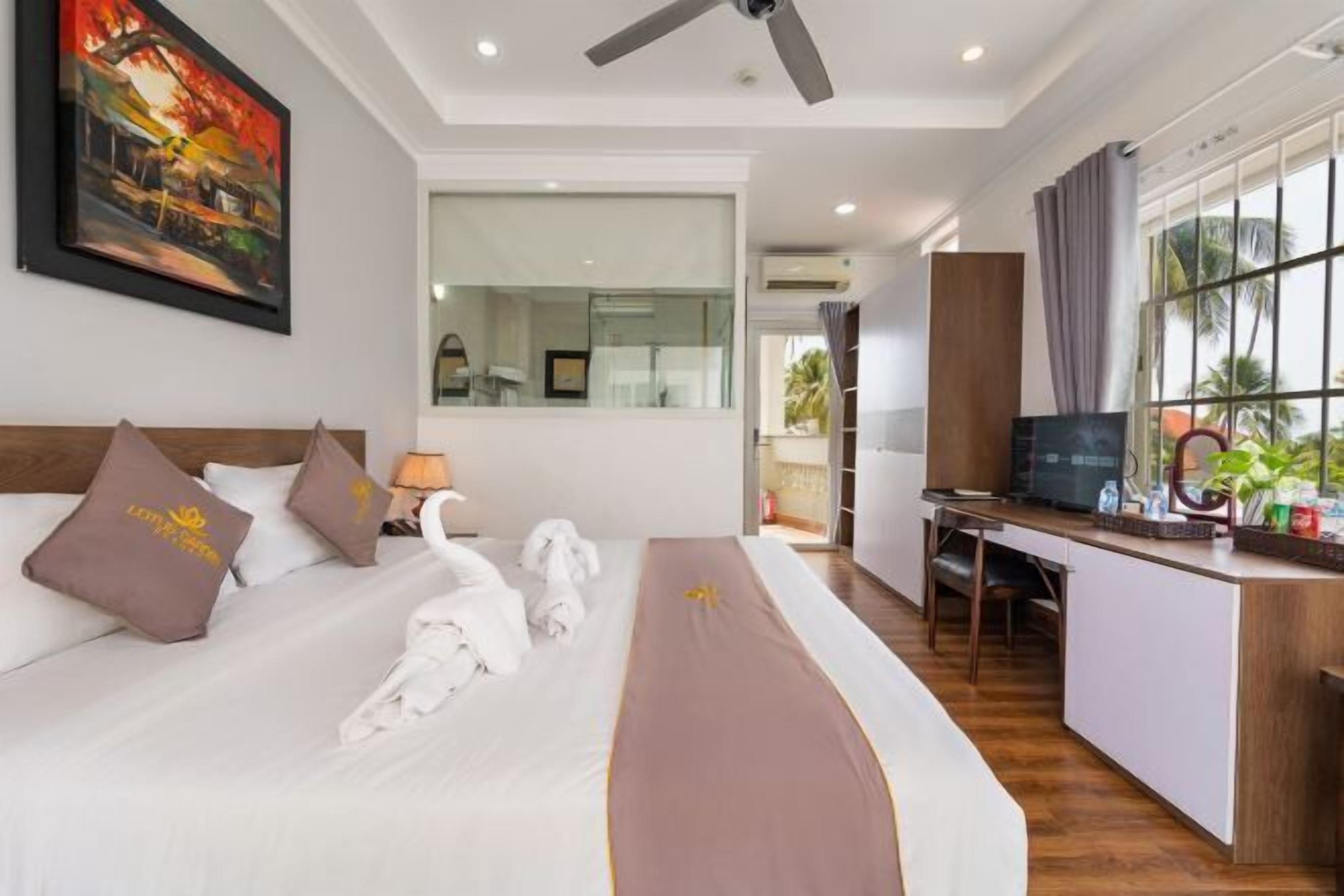 Katil Select Comfort, bar mini, peti besi dalam bilik 