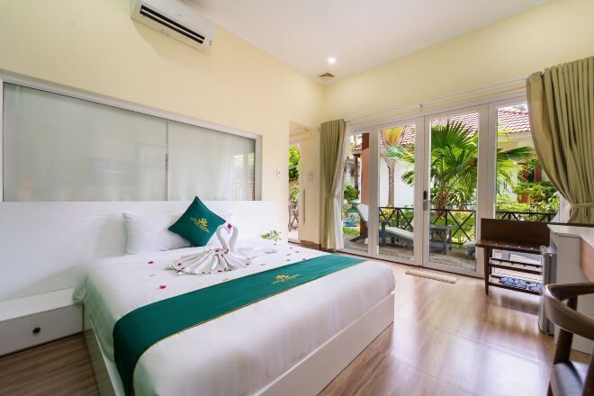 Katil Select Comfort, bar mini, peti besi dalam bilik 