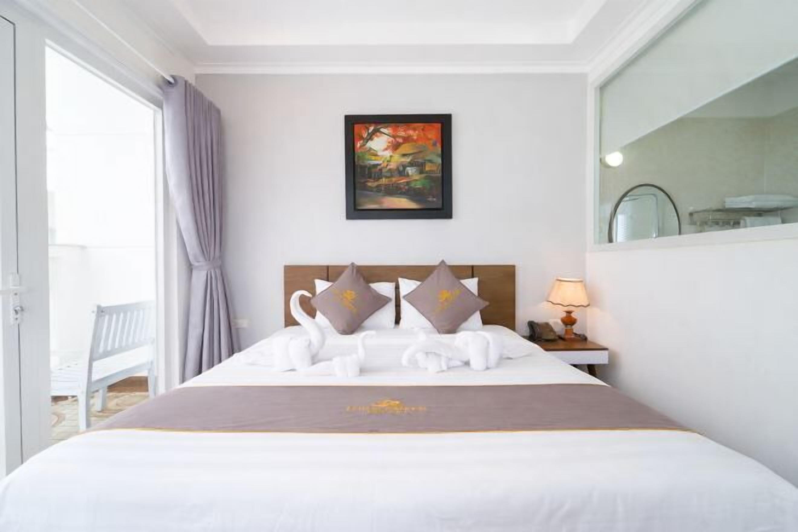 Katil Select Comfort, bar mini, peti besi dalam bilik 