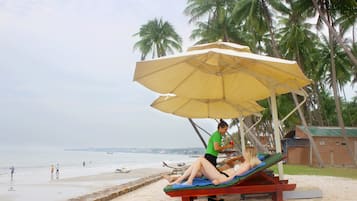 En la playa, playa de arena blanca y windsurf