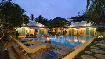 3 açık yüzme havuzu, havuz şemsiyeleri, şezlonglar