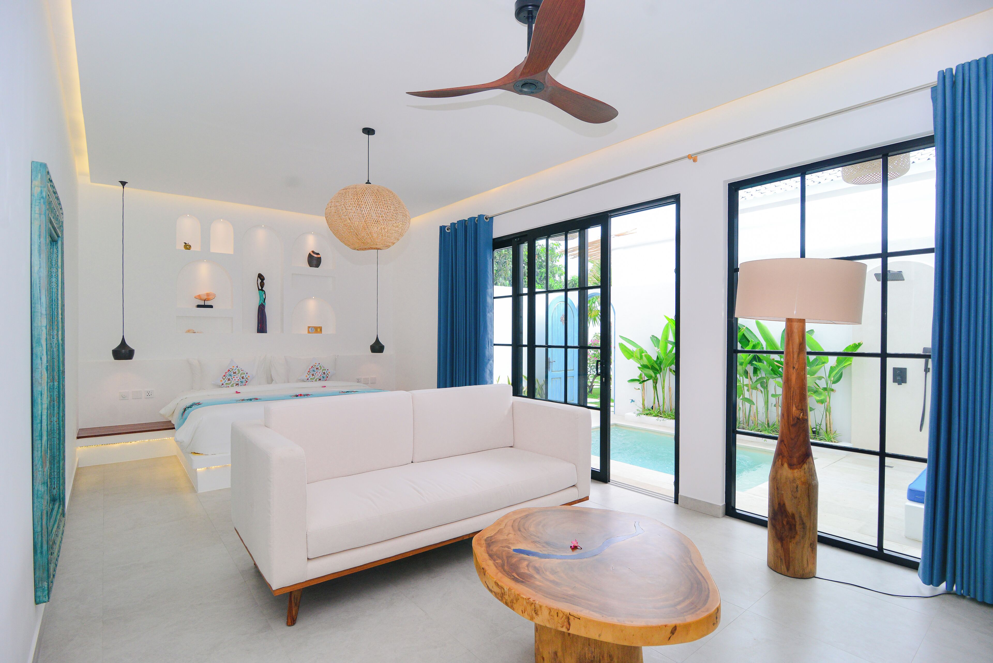 Exclusive Studio Suite | Living area | Books