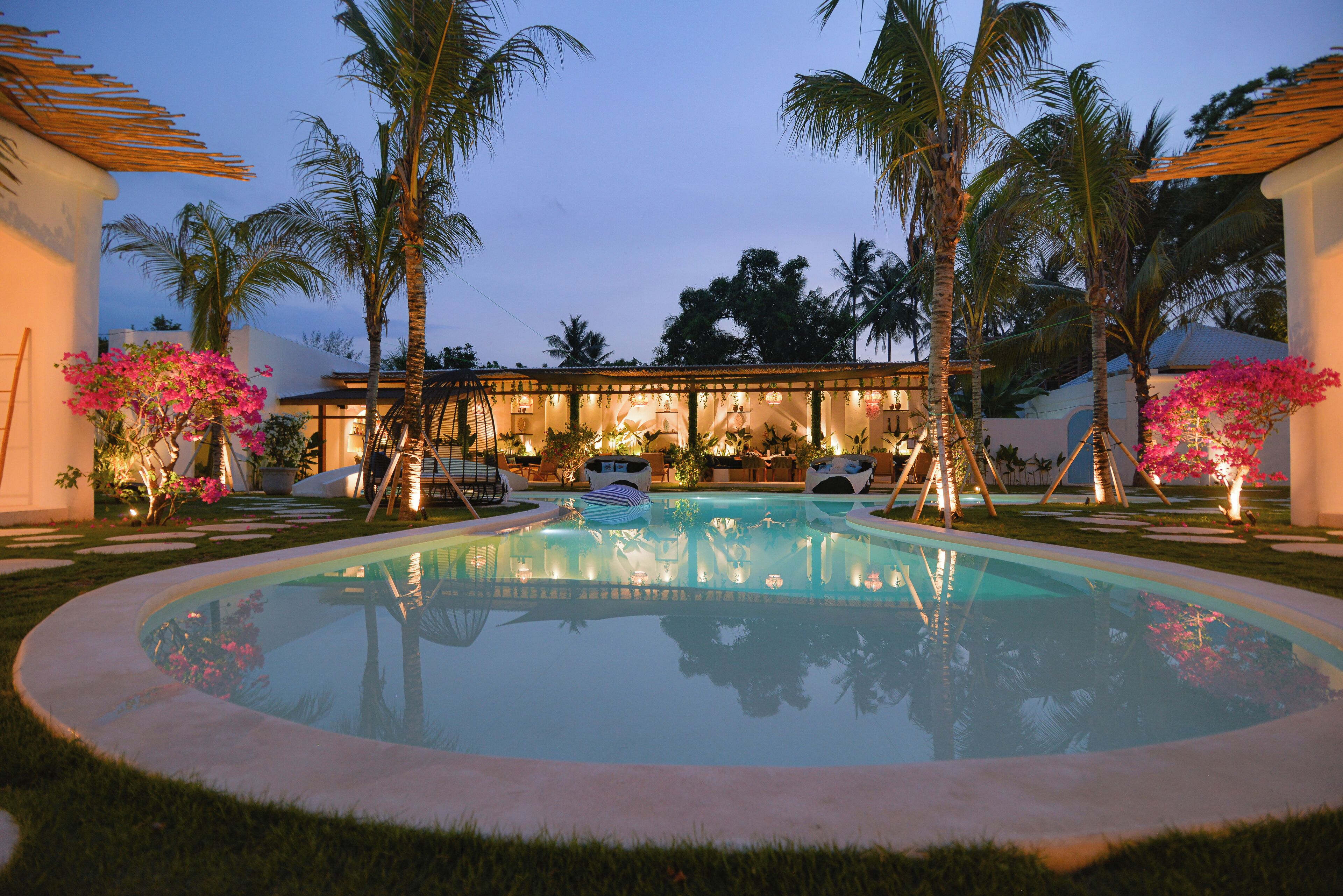 3 座室外游泳池，提供泳池遮陽傘和日光浴躺椅