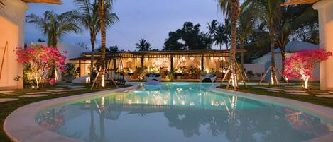 3 piscinas externas, guarda-sóis, espreguiçadeiras