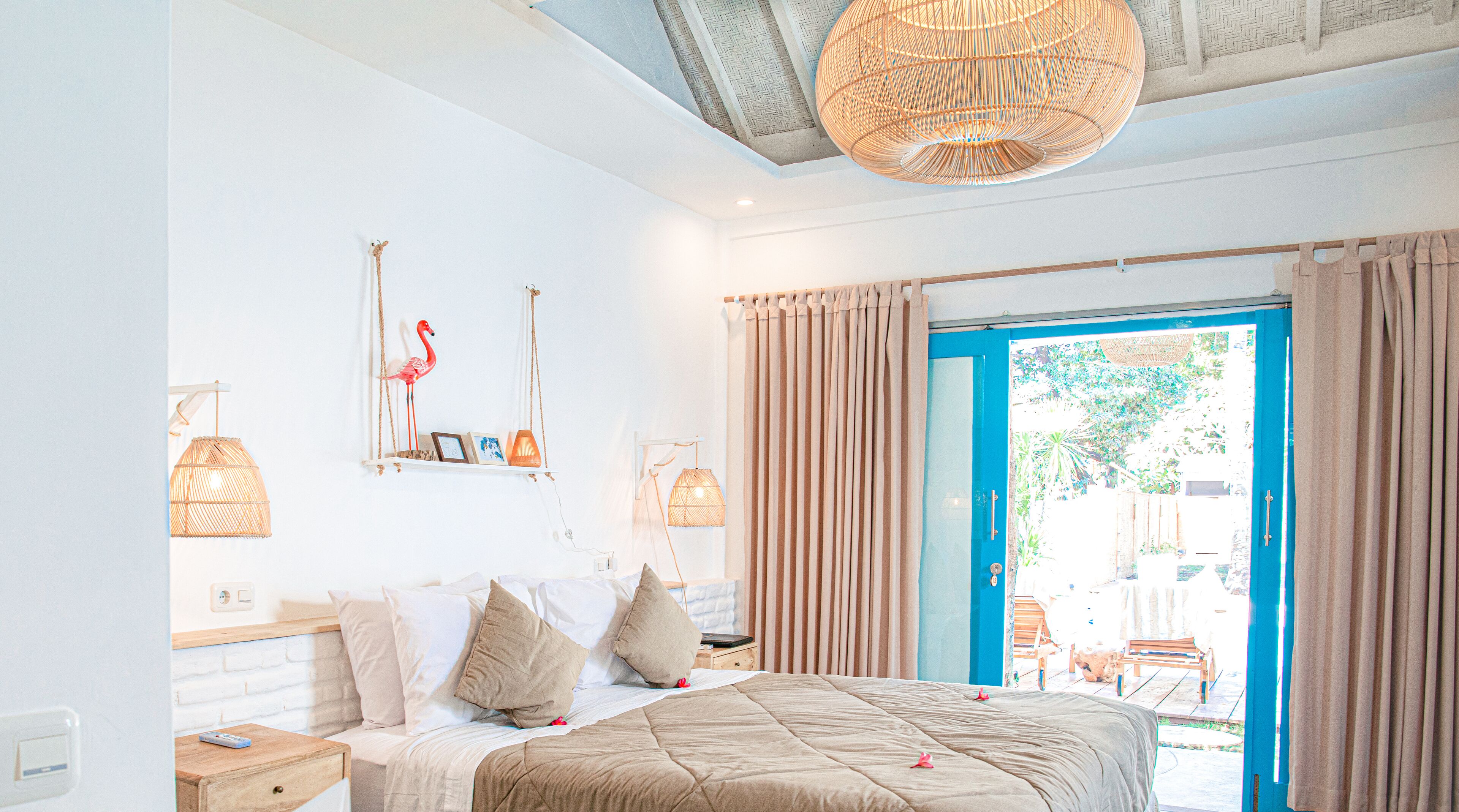 Deluxe Studio | Minibar, in-room safe, individually decorated, desk