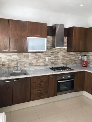 Refrigerador, microondas, horno, utensilios de cocina