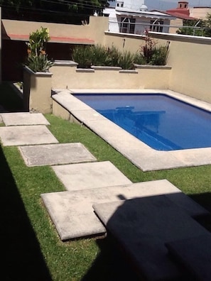 Una piscina al aire libre