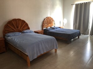 3 habitaciones, cortinas blackout y tabla de planchar con plancha 