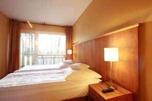Apartament | Roba de llit hipoal·lergògena, minibar i caixa forta a l'habitació 