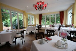 Tägliches Frühstücksbuffet (10 EUR pro Person)