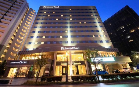 A tall hotel building with the name "Richmond Hotel" on the facade.