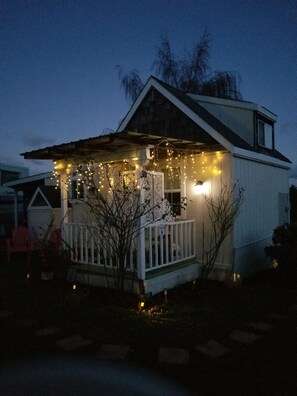 Exterior - Lavender fairie dust Cottage/Tiny House ENTIRE SPACE HUGE Monthly DISC WIFI**W/D (Sequim)