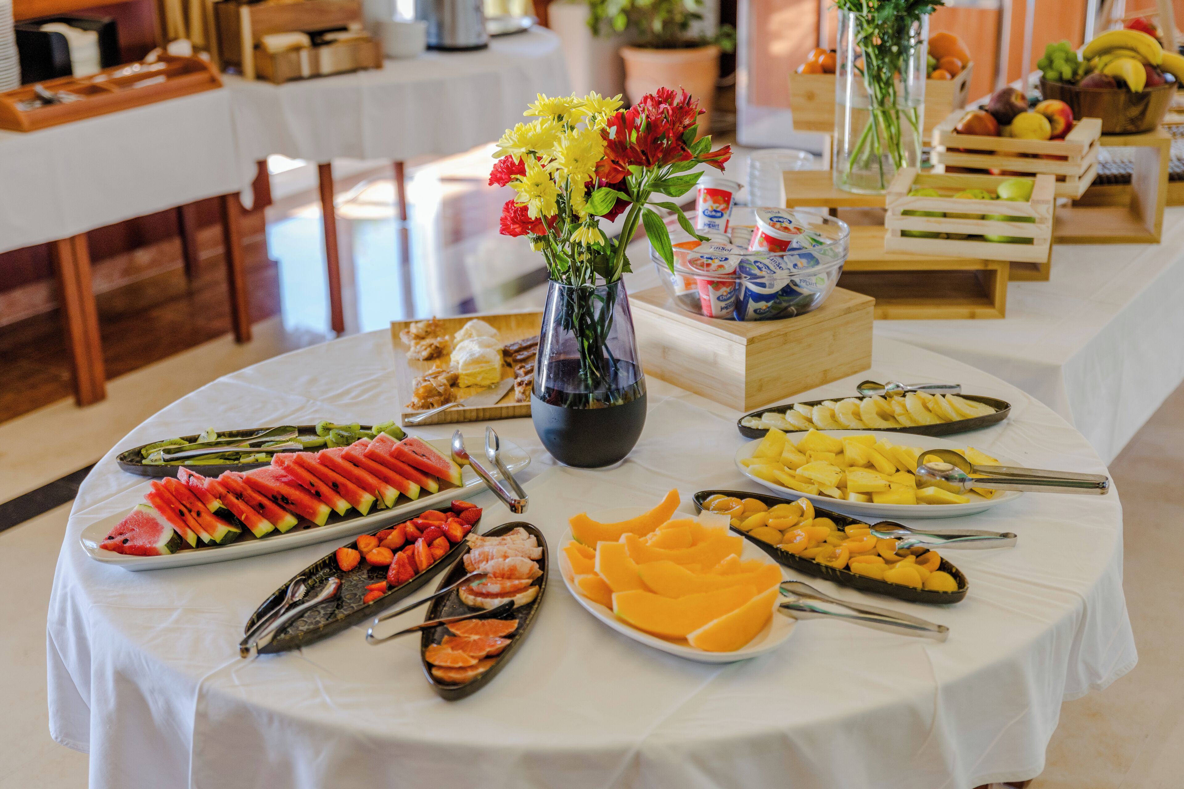 Una mesa de buffet con diversas frutas, verduras y mariscos.
