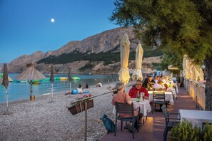 Breakfast, lunch and dinner served - Hotel Dobrovit (Baska)