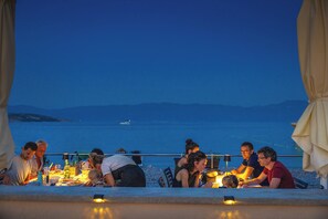 Serviço de café da manhã, almoço, jantar; vistas para a praia