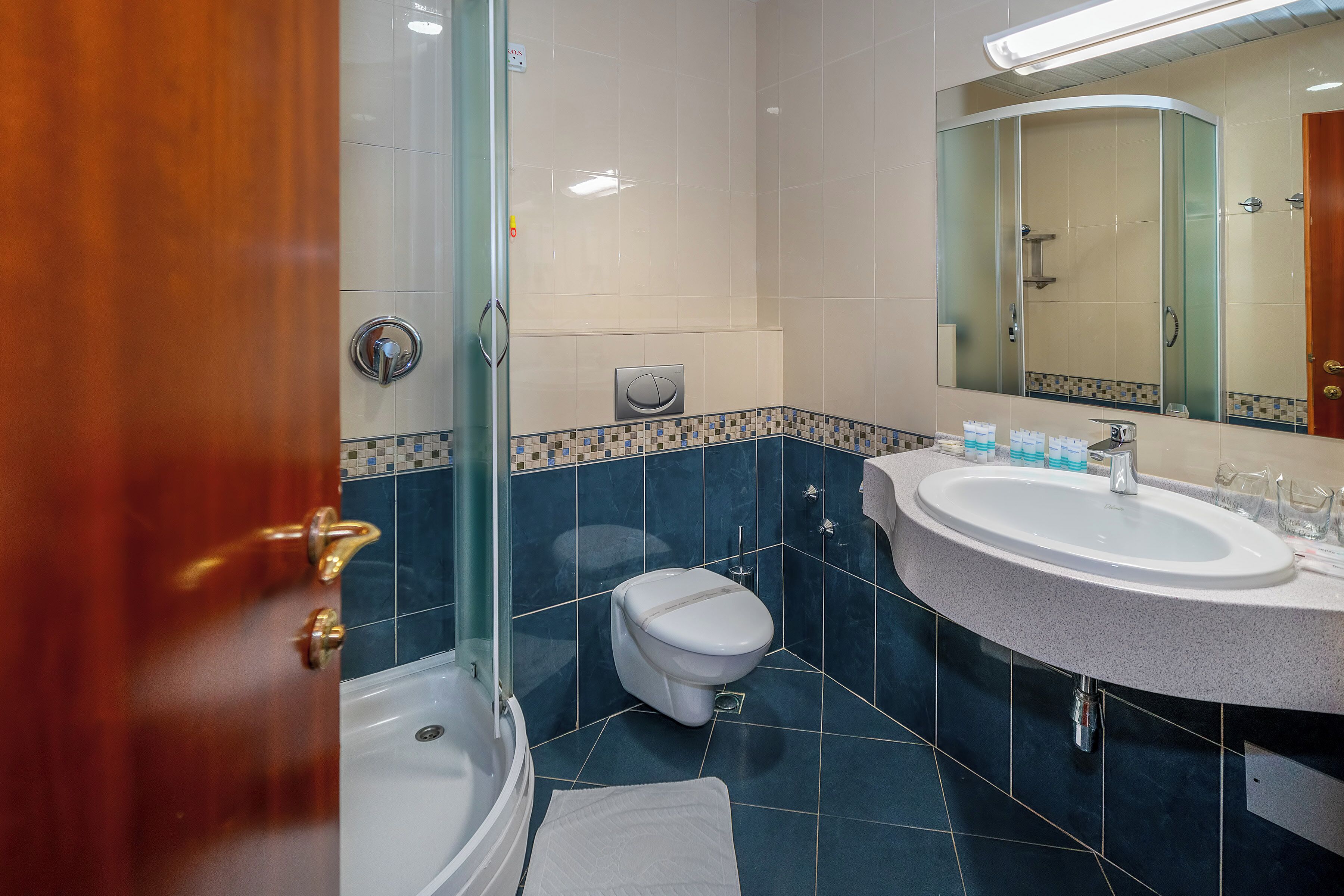 Un baño con bañera, inodoro y lavamanos.