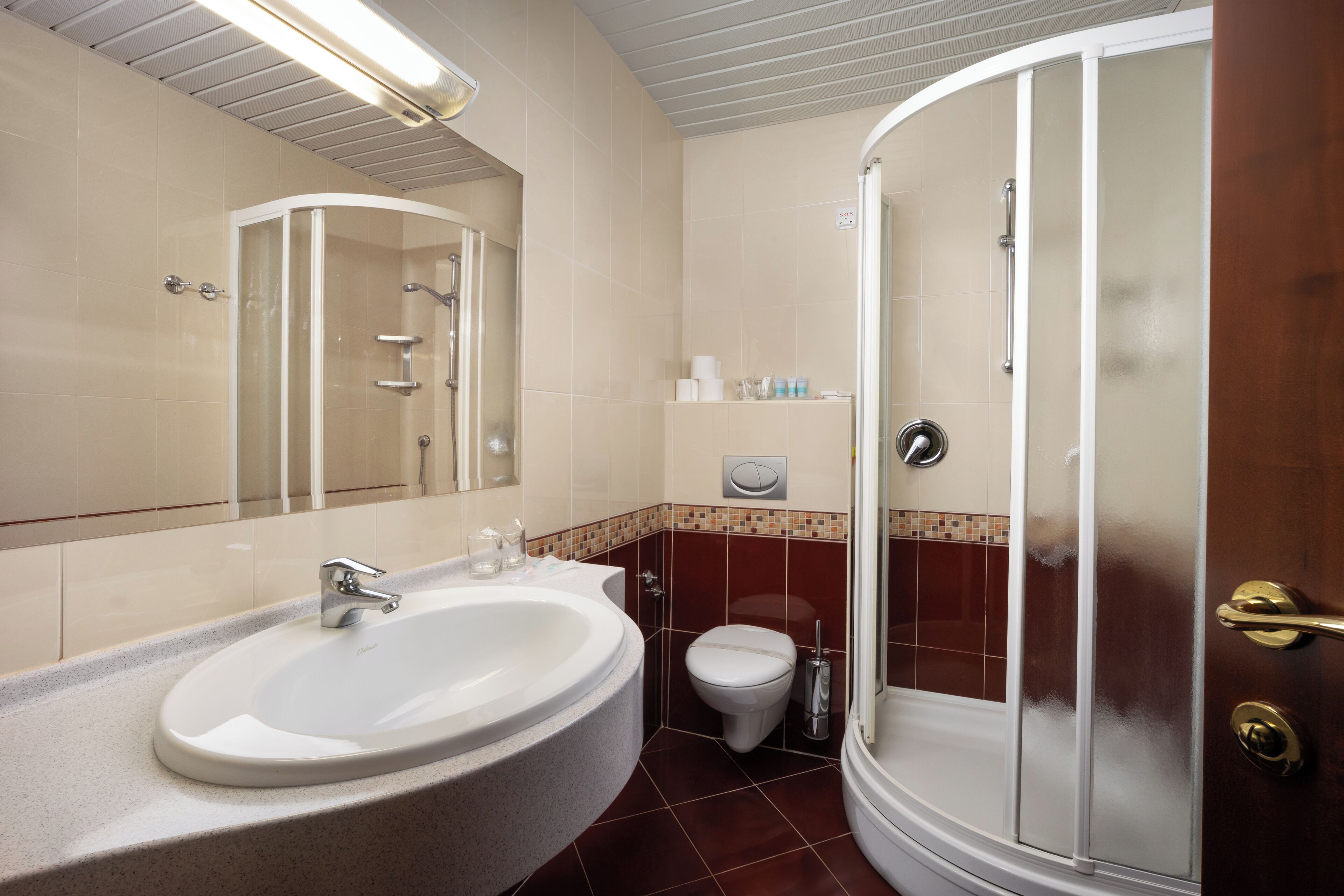 Un baño con un lavamanos grande, inodoro y ducha.