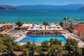 Outdoor pool, open 9:00 AM to 9:00 PM, free pool cabanas, pool umbrellas - Hotel Dobrovit (Baska)