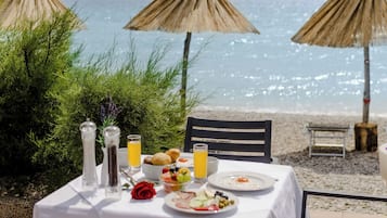 朝食 (ビュッフェ)、毎日提供 (無料)