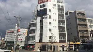 Un immeuble à plusieurs étages portant les enseignes « あかやホテル » et « ビジネスホテル ».
