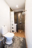 Apartamento clásico, 1 habitación (Bruno) | Baño | Ducha, secador de pelo, bidé y suelo radiante