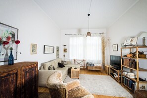 经典公寓, 1 间卧室 (Bruno) | 起居区 | 65-英寸智能电视（配备有线频道）、电视、Netflix