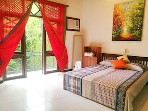 Habitación doble, balcón | Escritorio, espacio para trabajar con laptop y cortinas blackout 