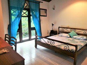 Kamar Twin, balkon | Meja kerja, ruang kerja ramah laptop, dan tirai kedap cahaya