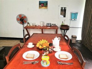 Mikroaaltouuni, leivänpaahdin, keittoastiat/astiat/ruokailuvälineet