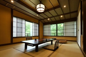 Rum - delat badrum (Japanese Western Style, KAJIKA) | Vardagsrum | Platt-tv