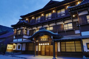 Front of property - evening/night - Kotohira Onsen Onyado Shikishimakan (Kotohira)