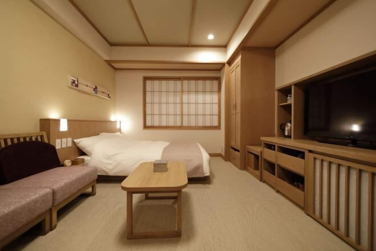 In-room safe, free WiFi, bed sheets