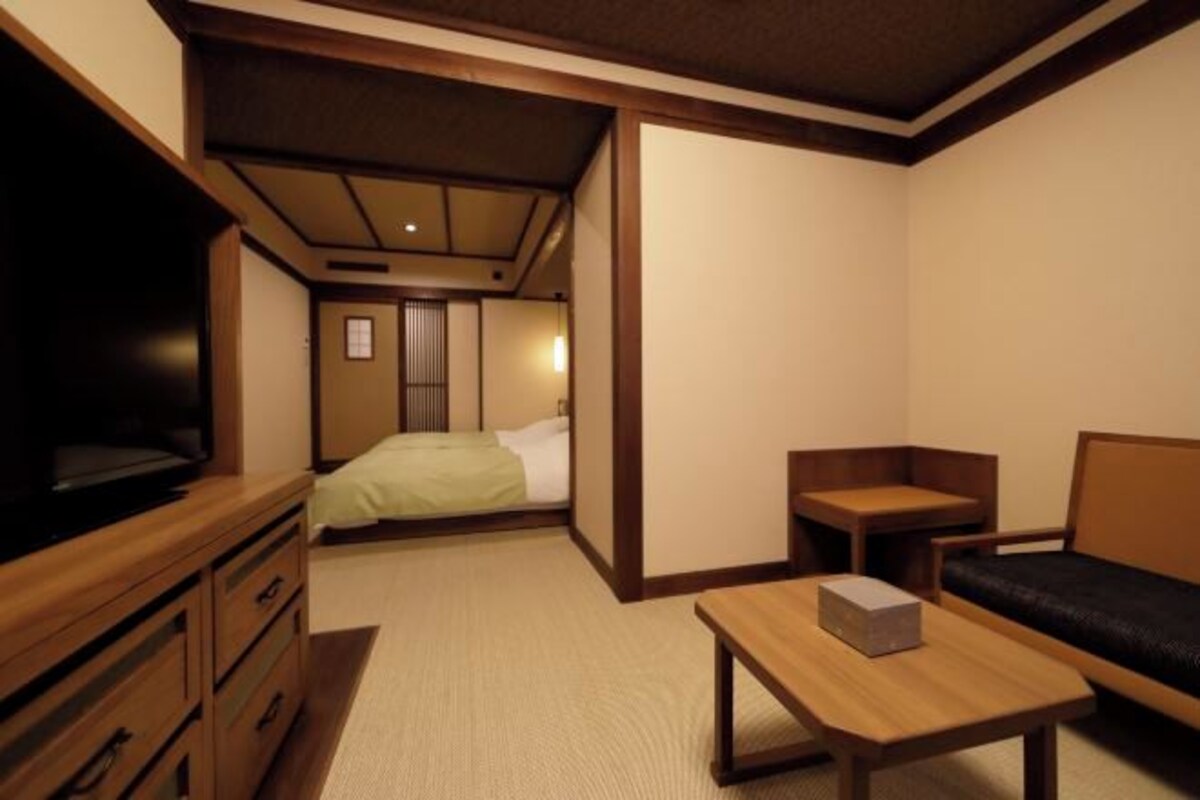 In-room safe, free WiFi, bed sheets