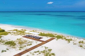 På stranden