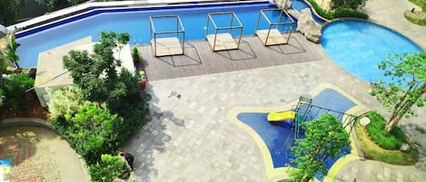 4 outdoor pools