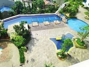 4 outdoor pools